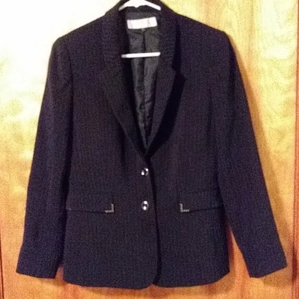 Tahari suit jacket 8 black pinstripes - Picture 2 of 9